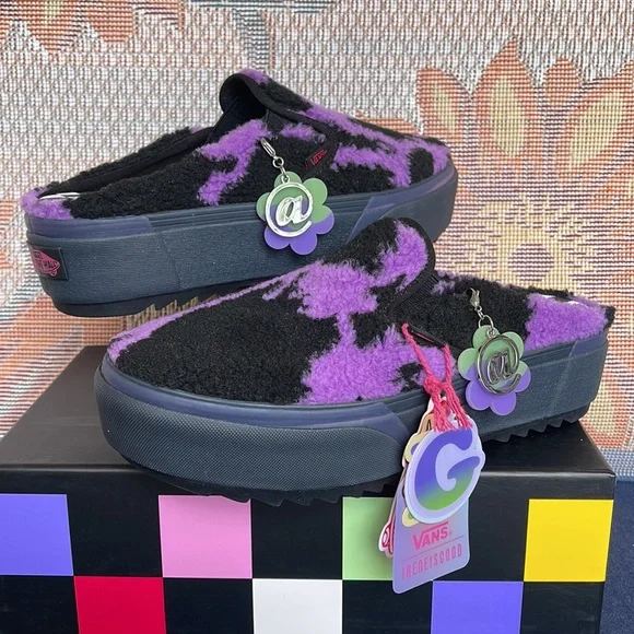 Vans WMNS Classic Slip-0n
Ireneisgood Multi
VN0A4BVZBMB
Platforms - Picture 8 of 16